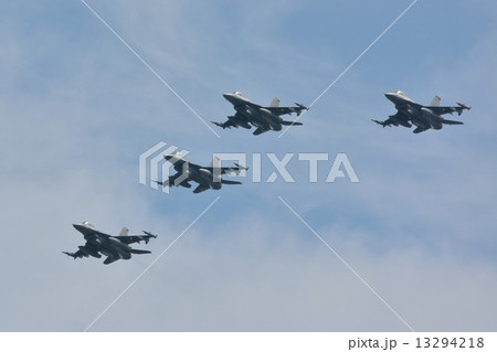 米空軍F-16の編隊飛行 13294218