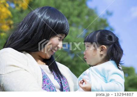 娘をだっこする母 娘をだっこする母 13294807