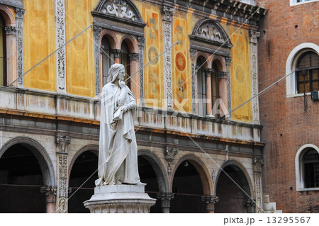 Monument of Dante Alighieri on the Piazza della Signoria in Vero Monument of Dante Alighieri on the Piazza della Signoria in Vero 13295567