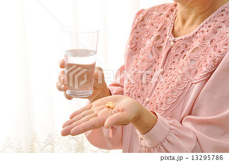 薬を飲む初老の女性 13295786