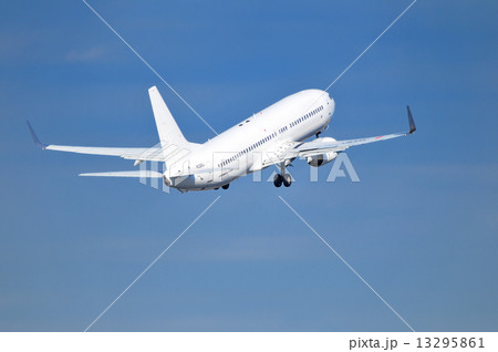 旅客機の離陸 13295861