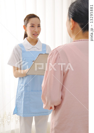 介護士とシニア女性 13295881