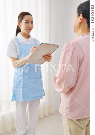 介護士とシニア女性 介護士とシニア女性 13295882