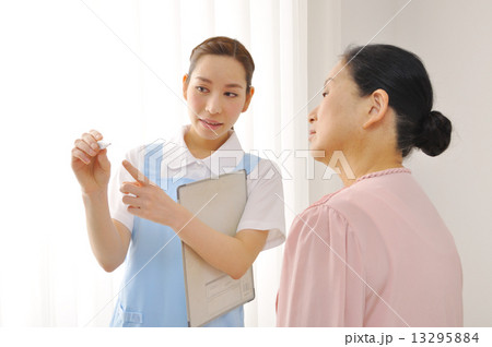 介護士とシニア女性 13295884