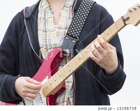 ギターを弾く女の子 上半身 の写真素材