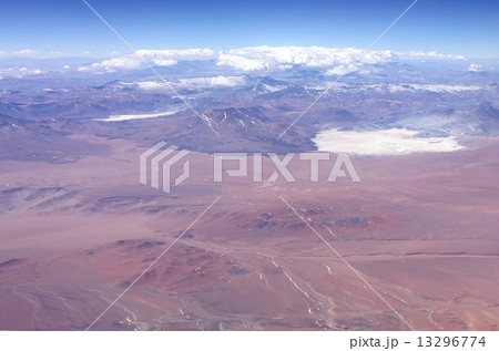 南米大陸を南北に縦断するアンデス山脈、快晴の冬空に映える美しい山並みと高地に点在するチリ領内の塩湖 13296774