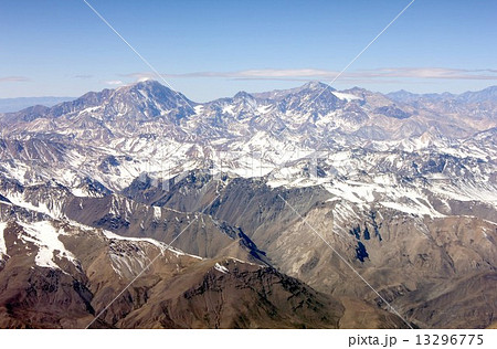 南米大陸を南北に縦断するアンデス山脈、快晴の冬空のもと美しさと厳しい冬の自然の姿を見せるチリ領内の山並み 13296775