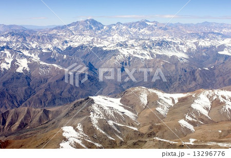 南米大陸を南北に縦断するアンデス山脈、快晴の冬空のもと美しさと厳しい冬の自然の姿を見せるチリ領内の山並み 南米大陸を南北に縦断するアンデス山脈、快晴の冬空のもと美しさと厳しい冬の自然の姿を見せるチリ領内の山並み 13296776