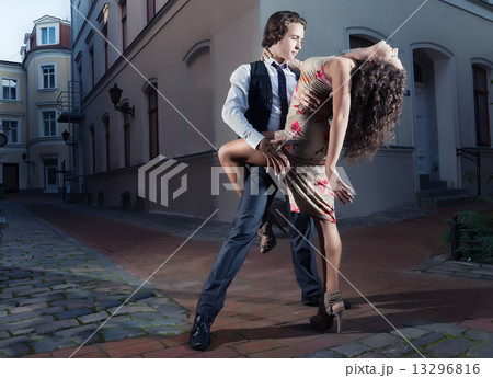 Tango on the street 13296816
