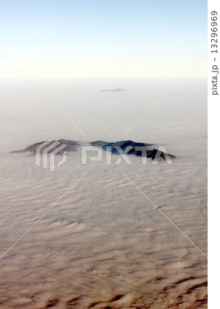 南米大陸を南北に縦断するアンデス山脈、快晴の冬空のもと朝霧の雲海の中から美しさと厳しい冬の自然の姿を現したチリ領内の山並み 南米大陸を南北に縦断するアンデス山脈、快晴の冬空のもと朝霧の雲海の中から美しさと厳しい冬の自然の姿を現したチリ領内の山並み 13296969