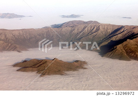 南米大陸を南北に縦断するアンデス山脈、快晴の冬空のもと朝霧の雲海の中から美しさと厳しい冬の自然の姿を現したチリ領内の山並み 南米大陸を南北に縦断するアンデス山脈、快晴の冬空のもと朝霧の雲海の中から美しさと厳しい冬の自然の姿を現したチリ領内の山並み 13296972
