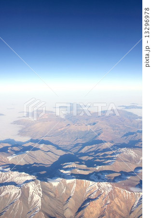 南米大陸を南北に縦断するアンデス山脈、快晴の冬空のもと朝霧の雲海の中から美しさと厳しい冬の自然の姿を現したチリ領内の山並み 南米大陸を南北に縦断するアンデス山脈、快晴の冬空のもと朝霧の雲海の中から美しさと厳しい冬の自然の姿を現したチリ領内の山並み 13296978