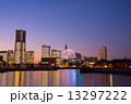 横浜みなとみらい、クリスマスイブの全館点灯ライトアップ  13297222