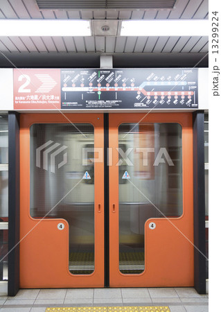 京都市地下鉄の安全扉 13299224