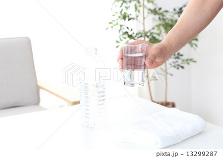 水の入ったコップを持つ手 13299287