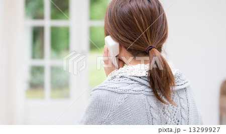電話する女性 電話する女性 13299927