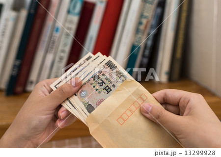 封筒のお金 13299928