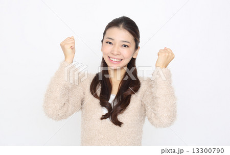 ガッツポーズをする若い女性 ガッツポーズをする若い女性 13300790