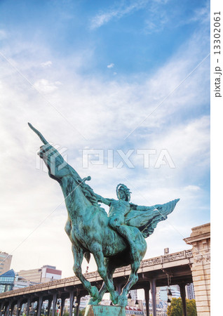 Statue at Bir-Hakeim bridge in Paris 13302061