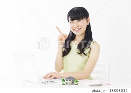 若い女性 13303055