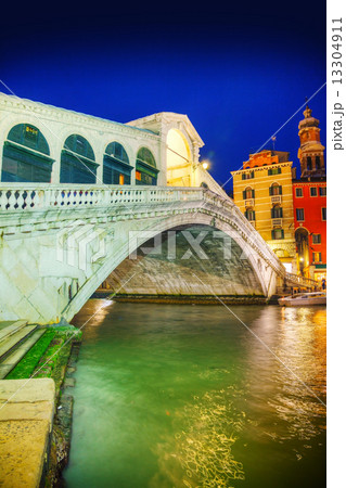 Rialto Bridge (Ponte Di Rialto) in Venice, Italy Rialto Bridge (Ponte Di Rialto) in Venice, Italy 13304911