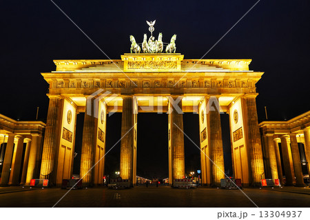Brandenburg gate in Berlin, Germany 13304937