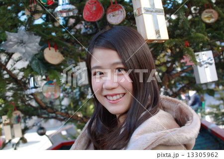 女性　クリスマスツリー 13305962