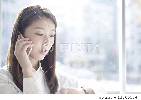 オフィスカジュアル・電話・女性 オフィスカジュアル・電話・女性 13306554