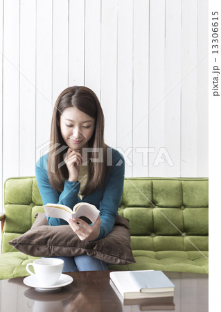 ライフスタイル・読書・女性 ライフスタイル・読書・女性 13306615