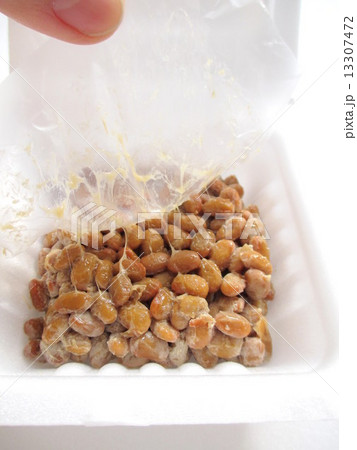納豆を食べる準備　フィルムをはがす 13307472