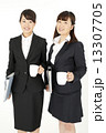 女性管理職と女性社員 13307705