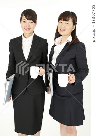 女性管理職と女性社員 13307705