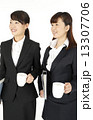 女性管理職と女性社員 13307706