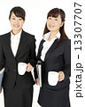 女性管理職と女性社員 13307707
