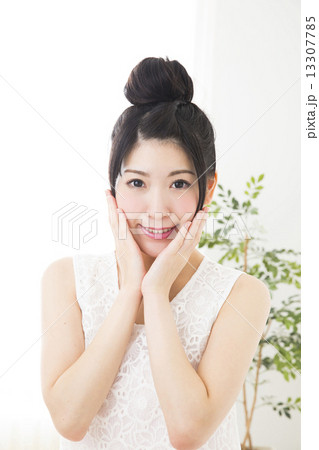 ビューティーイメージ　若い女性 13307785