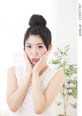 ビューティーイメージ　若い女性 13307787