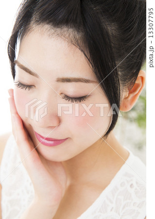 ビューティーイメージ　若い女性 13307795