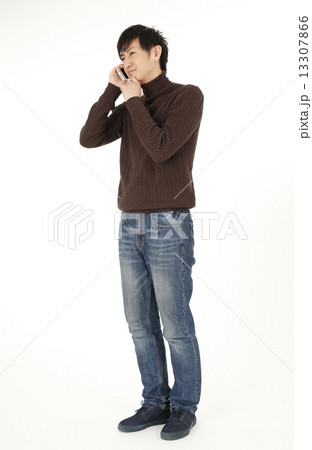 スマホ若い男性 13307866