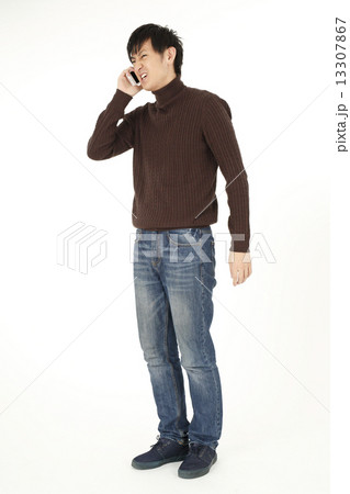 スマホ若い男性 13307867