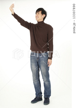 スマホ若い男性 13307890