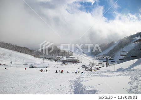 鹿島槍スキー場のメインゲレンデとセンターハウス 13308981