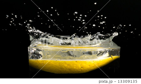 Side view of glass of water with lemon slice 13309135