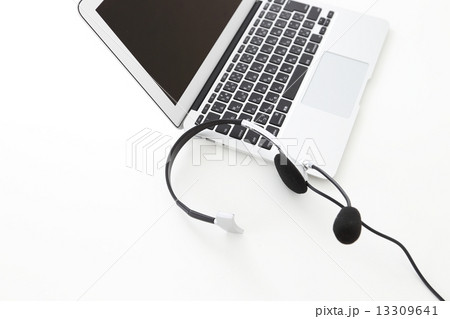 ノートパソコンとヘッドセット 13309641