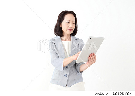 タブレットを操作する女性 13309737