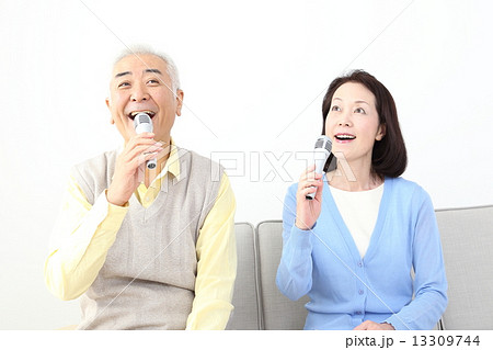 カラオケをする夫婦 13309744