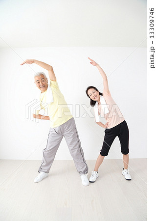体操する夫婦 13309746