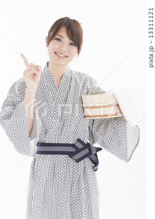 温泉旅行を楽しむ浴衣を着た可愛らしい女の子 温泉旅行を楽しむ浴衣を着た可愛らしい女の子 13311121