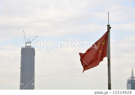 建築中の高層ビルと中国国旗 13314028