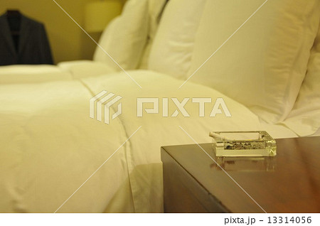 ホテルのベッドと枕元の灰皿 ホテルのベッドと枕元の灰皿 13314056
