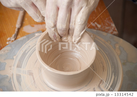 Hands of a potter 13314542